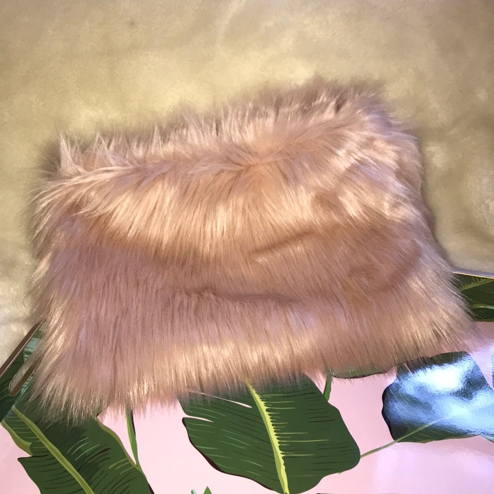 {AKIRA Black Label} Pink Faux Fur Clutch